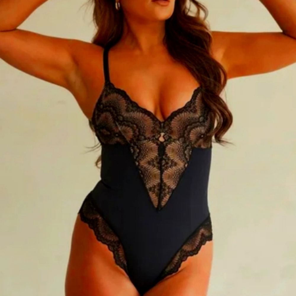 PINSY SCULPTING SHAPESUIT - NWT - Size L